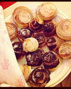 Сладкие сдобные булочки с шоколадной пастой