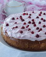 Брауни с чизкейком, взбитыми сливками и ягодой