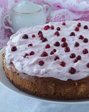 Брауни с чизкейком, взбитыми сливками и ягодой