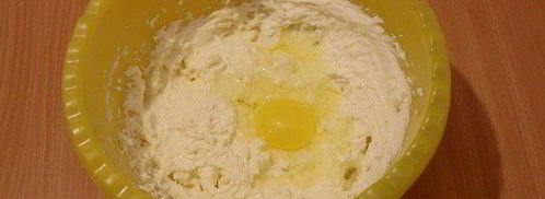 брауни с чизкейком, взбитыми сливками и ягодой. Шаг 6