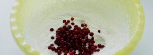 брауни с чизкейком, взбитыми сливками и ягодой. Шаг 9