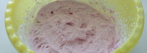 брауни с чизкейком, взбитыми сливками и ягодой. Шаг 10