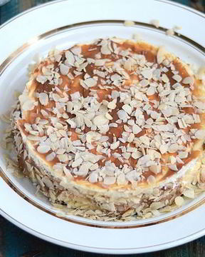 Чизкейк на натуральном йогурте с миндалем