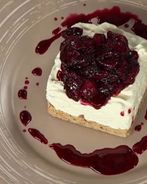 Домашний чизкейк с соусом фламбе из вишни