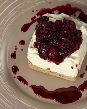 Домашний чизкейк с соусом фламбе из вишни