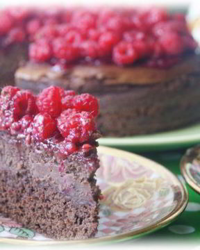 Шоколадный чизкейк с малиной