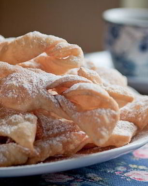 Десерт Хворост под снегом