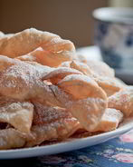 Десерт Хворост под снегом