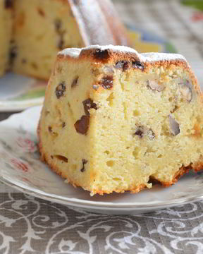 Кекс на кефире с изюмом и орехами