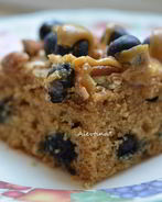 Кекс с ягодой и карамельной глазурью