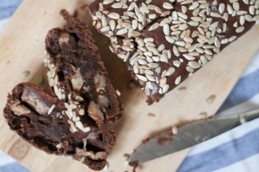 Рецепт шоколадный кекс с бананами и подсолнечными семечками