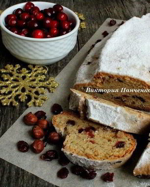 Штоллен с вяленой клюквой и фундуком