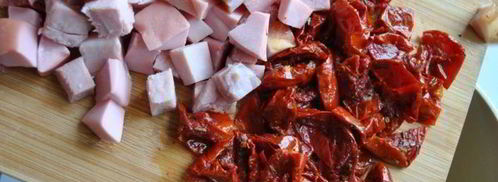 закусочный кекс с вялеными томатами, мясным ассорти, моцареллой и тимьяном. Шаг 2