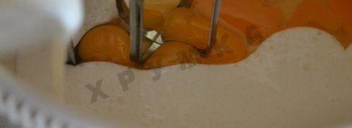 закусочный кекс с вялеными томатами, мясным ассорти, моцареллой и тимьяном. Шаг 3