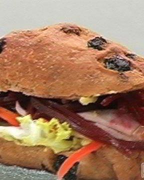 Багет с курицей и свеклой