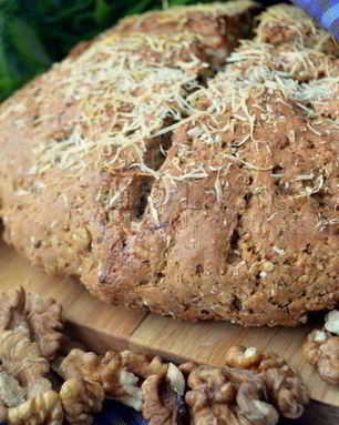 Ирландский содовый хлеб с пармезаном и грецкими орехами