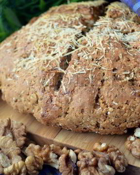 Ирландский содовый хлеб с пармезаном и грецкими орехами