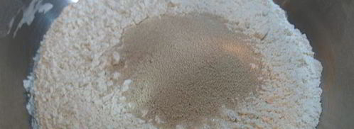 итальянский хлеб с оливками, маслинами, вялеными помидорами и итальянскими травами. Шаг 2