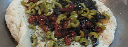 итальянский хлеб с оливками, маслинами, вялеными помидорами и итальянскими травами. Шаг 4