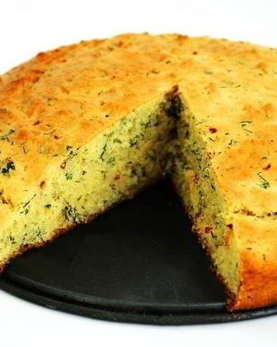 Кукурузный хлеб с чили, зеленым луком и укропом