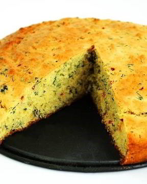 Кукурузный хлеб с чили, зеленым луком и укропом