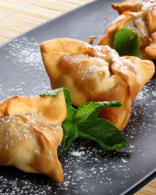 Хрустящие конвертики из теста с начинкой из банана и фиников