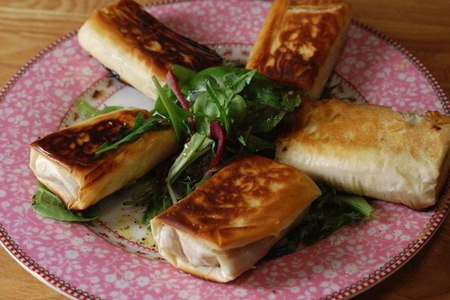 Рецепт хрустящие конвертики с фетой, ветчиной и финиками