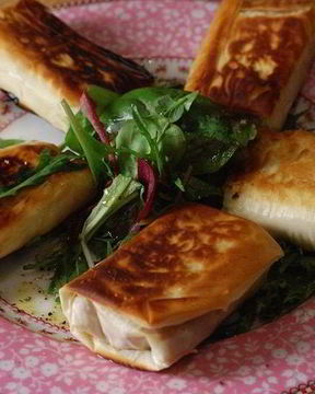 Хрустящие конвертики с фетой, ветчиной и финиками