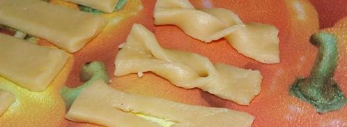 хворост слоистый, постный. Шаг 5