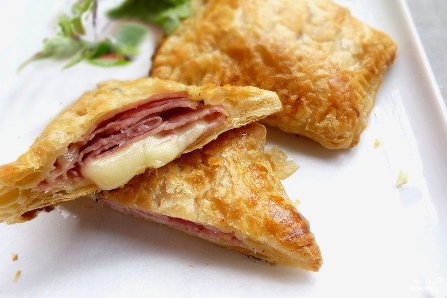 Рецепт конвертики из слоеного теста с сыром