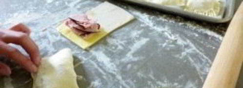 конвертики из слоеного теста с сыром. Шаг 2