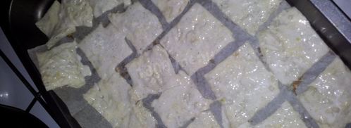 чипсы из лаваша с яйцом сыром и колбасой. Шаг 2