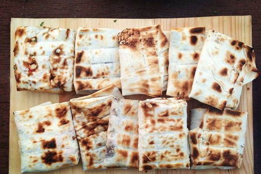 Рецепт конвертики из лаваша с сулугуни, зеленью и томатами