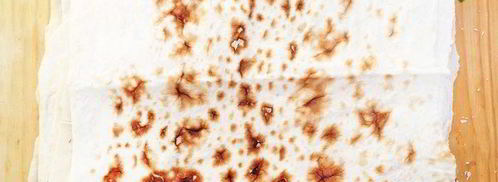 конвертики из лаваша с сулугуни, зеленью и томатами. Шаг 4