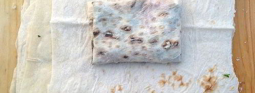 конвертики из лаваша с сулугуни, зеленью и томатами. Шаг 6