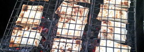 конвертики из лаваша с сулугуни, зеленью и томатами. Шаг 7