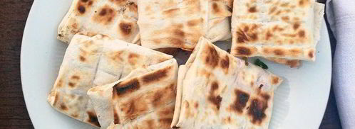 конвертики из лаваша с сулугуни, зеленью и томатами. Шаг 8