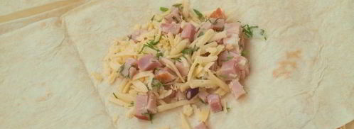 конвертики из лаваша с ветчиной и сыром. Шаг 3