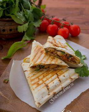 Конвертики с мясом и фасолью в лаваше