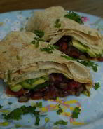 Лаваш с ароматной фасолью и авокадо