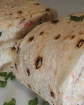 Лаваш с крабовыми палочками и чесноком