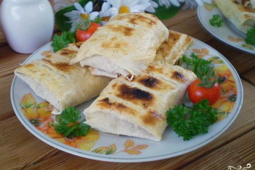 Рецепт лаваш с сыром и помидорами на костре