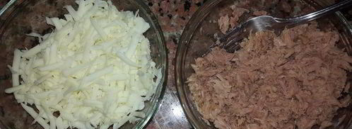 лаваш, запеченный с тунцом, помидорами и сыром. Шаг 2