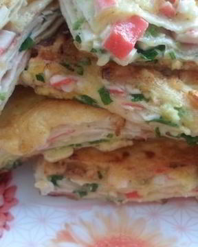 Обжаренный лаваш с крабовыми палочками