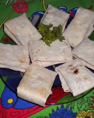 Печеный лаваш с сыром, чесноком и зеленью