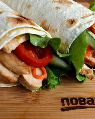 Ролл из лаваша с курицей и овощами