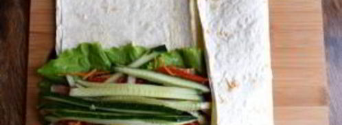 ролл из лаваша с курицей и овощами. Шаг 6