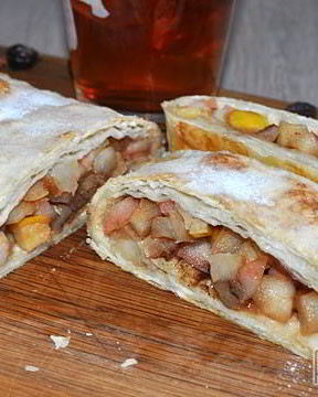 Рулет с яблоками из лаваша