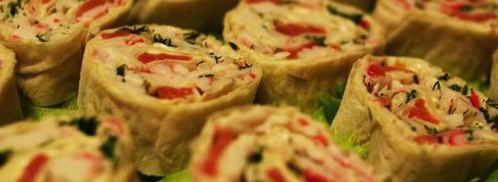 рулеты из лаваша с крабовым мясом и красной рыбой. Шаг 4