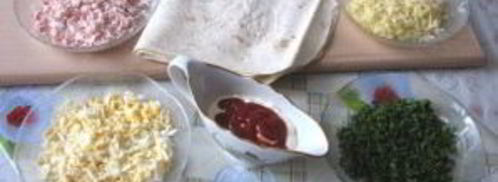 рулеты из лаваша с крабовыми палочками. Шаг 2